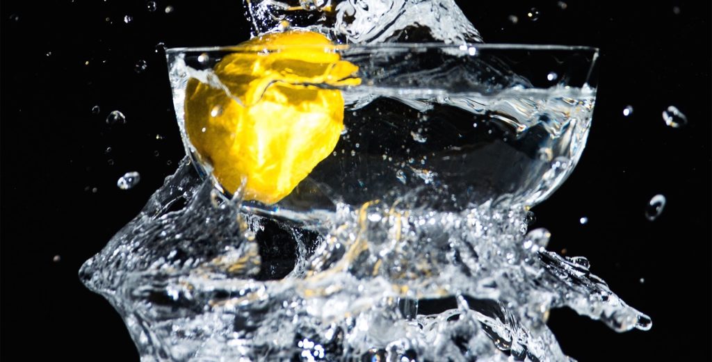 citron plongeant dans l'eau